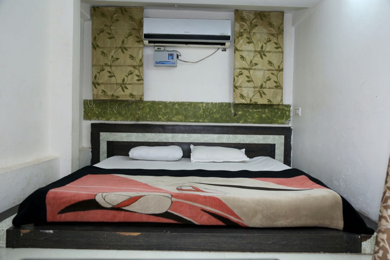 Hotel Madan Palace - Tap to explore photos