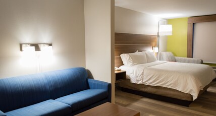 Holiday Inn Express Hotel & Suites Muskogee Room Type - 1 King Bed Suite Sofa Bed