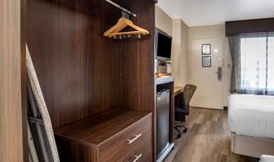 Best Western Salisbury Plaza Room Type - 2 Queen Beds, Non-Smoking, Pet Friendly Room, Microwave And Refrigerator, Wi-Fi, Full Breakfast
