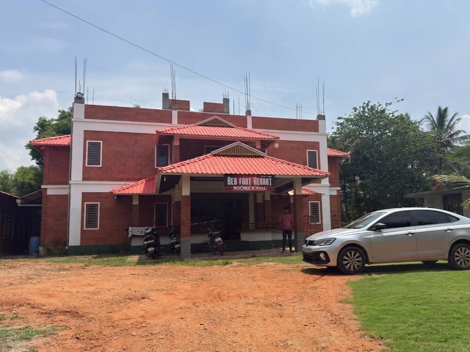 Red Fort Resort - Tap to explore photos