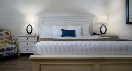 Prestige Beach House, BW Premier Collection Room Type - SUITE-1 KING 1 QUEEN,NSMK,2BDRM,FULLKT,LIVING