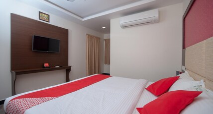 FAMOUS RESIDENCY Room Type - Deluxe Double Room