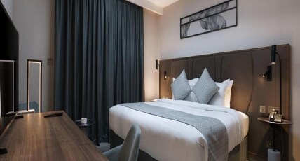 Hotel Holiday International Room Type - Deluxe Double Room with Balcony
