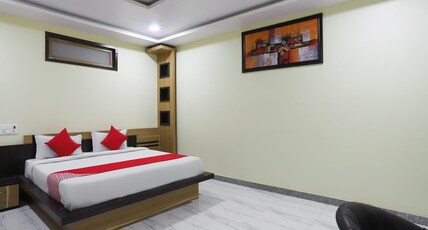 Collection O Begusarai Junction Formerly Akhand Param Room Type - Deluxe (3X)