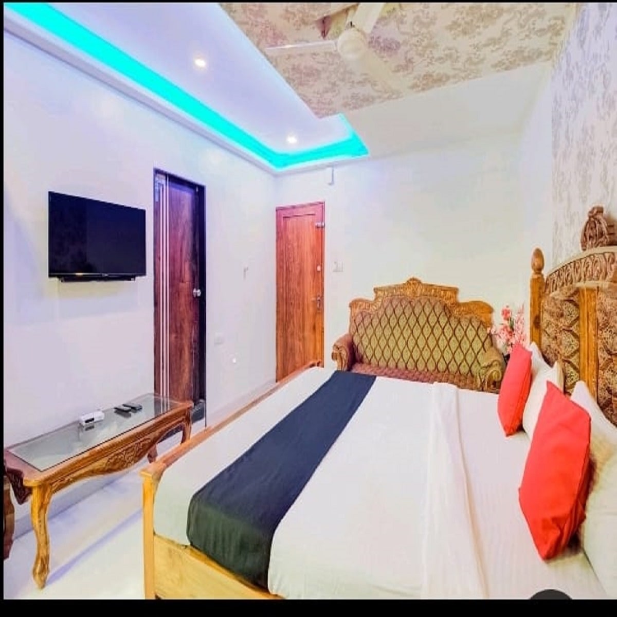 Hotel Shalimar Executive - Tap to explore photos