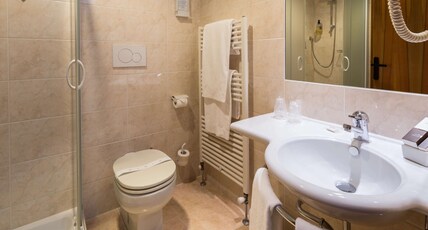 La Villa, Sure Hotel Collection by Best Western Room Type - 1 Queen Bed, Non-Smoking, Deluxe Room