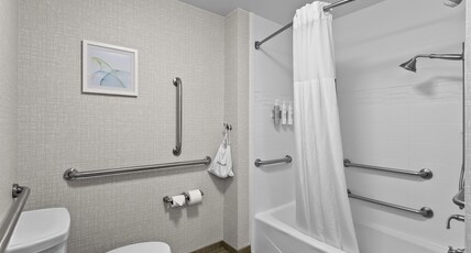 Hampton Inn & Suites by Hilton Baltimore/Woodlawn Room Type - 2QN MOB HEARING ACC TUB