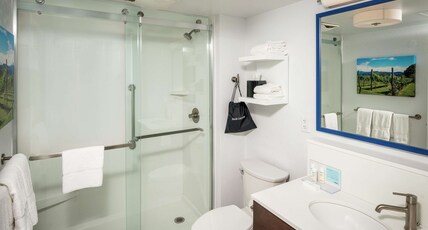 Hampton Inn Long Island / Commack Room Type - 1 KING LARGE RM NONSMOKING
