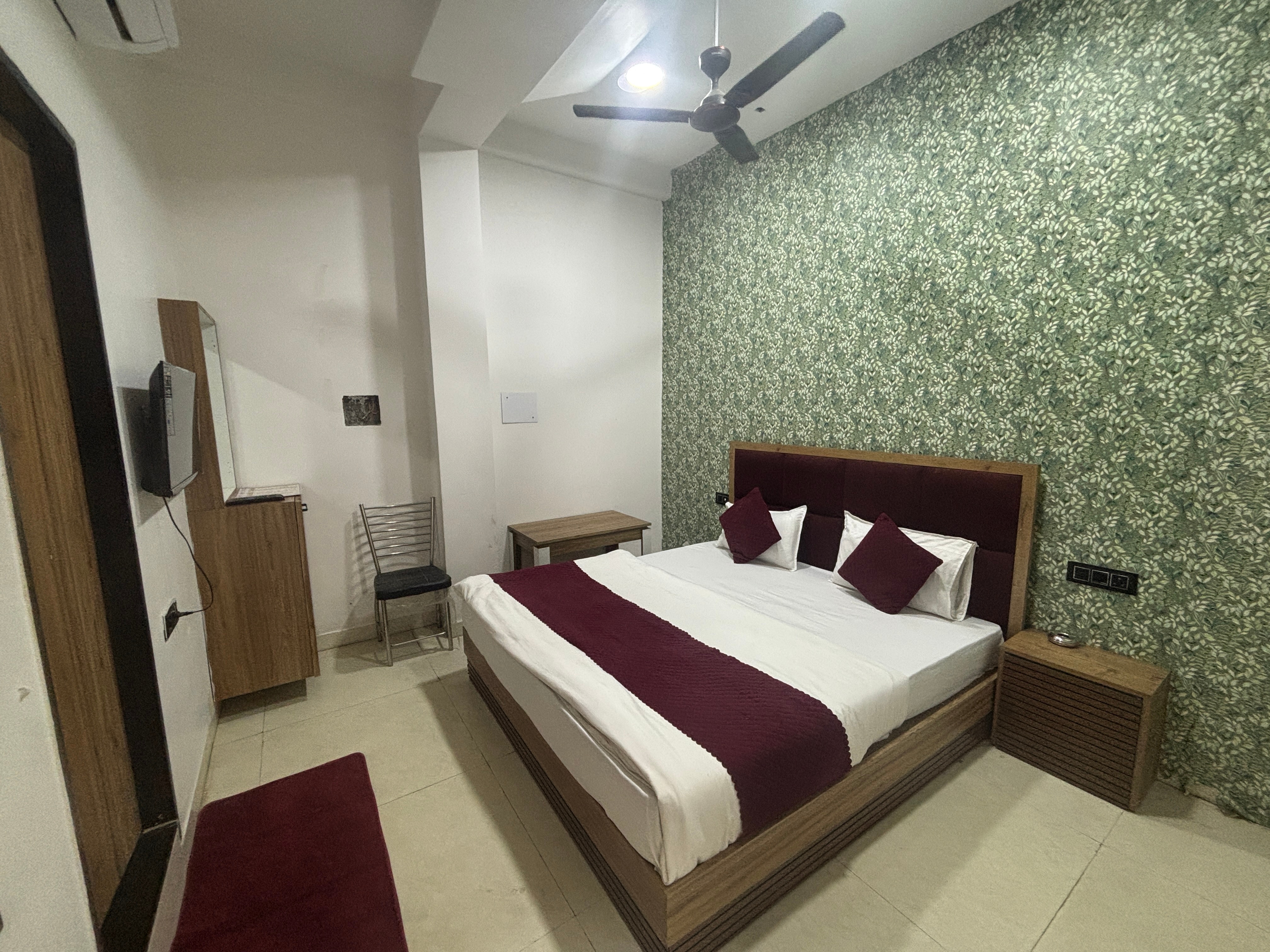 Hotel Dev Shree Palace ( Mahamrityunjay Dwar ) - Tap to explore photos