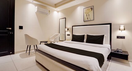 Super Townhouse Oak Udyog Vihar Room Type - Classic with Balcony