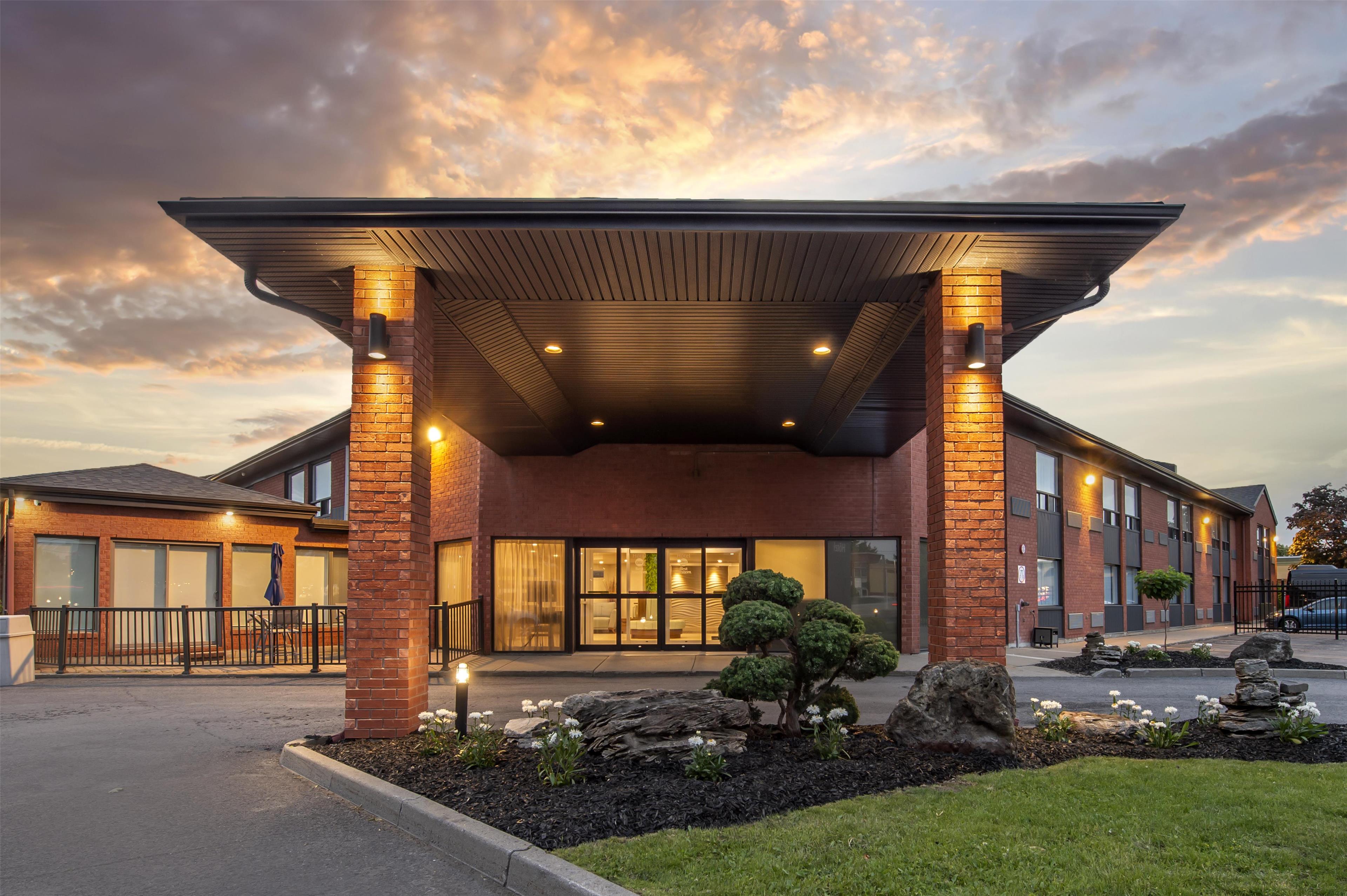 Best Western Hotel Brossard - Tap to explore photos