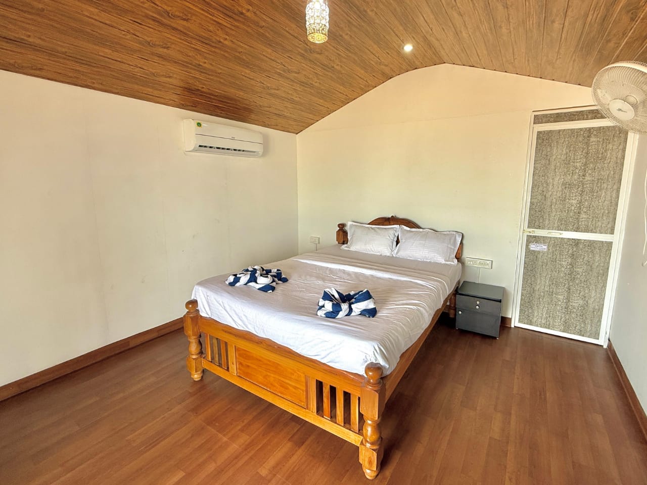 Omkar beach bungalow - Tap to explore photos