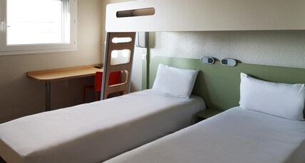 ibis budget Paris Porte de Vanves Room Type - ROOM - with 2 single beds and 1 bunk bed ibis budget Paris Porte de Vanves Room Type - ROOM - with 2 single beds and 1 bunk bed