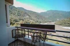 Aloha on the Ganga Almost Heaven 2BR condo with pool 306