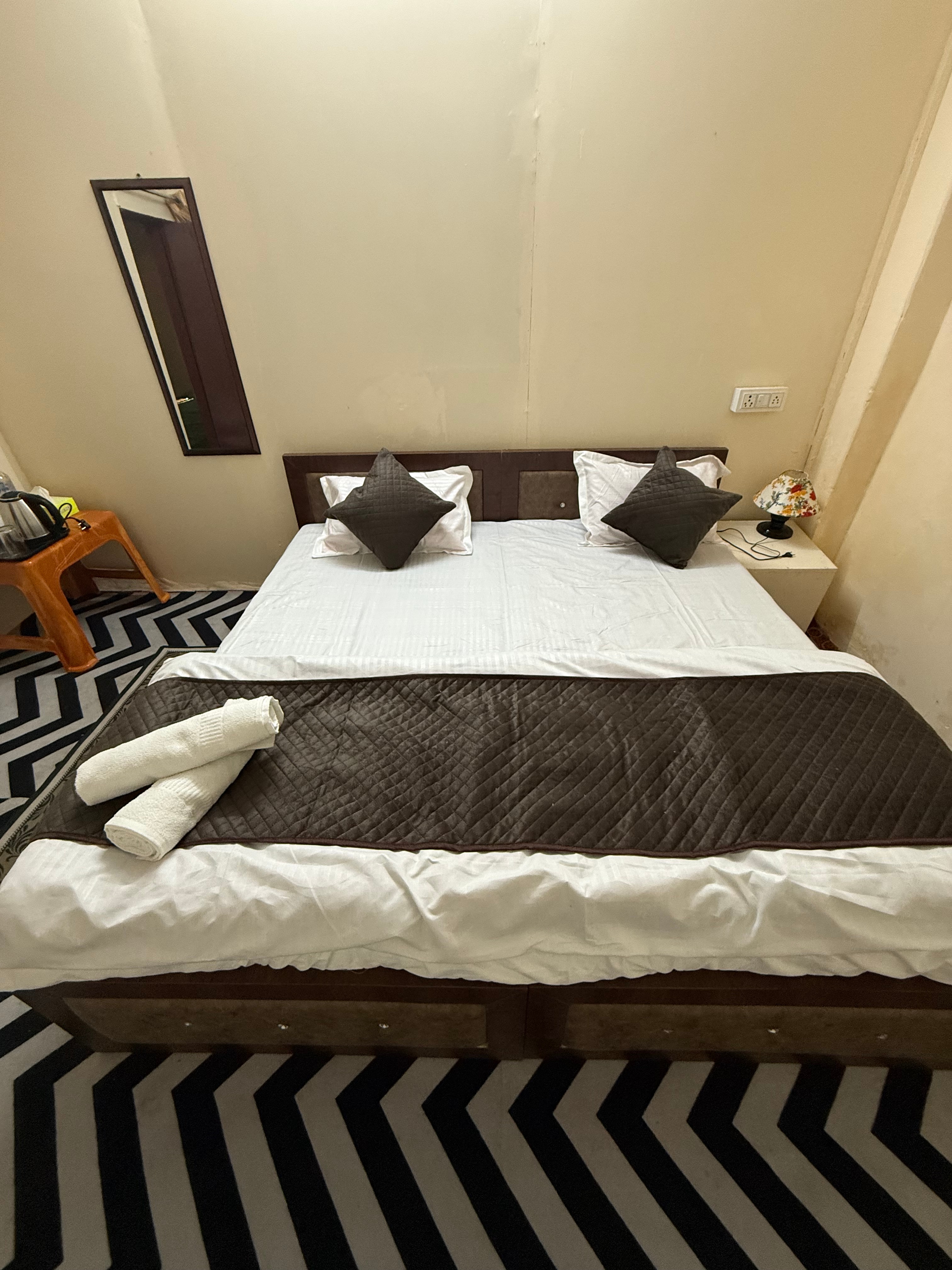 Madho Kutumb Hostel Ganga - Tap to explore photos