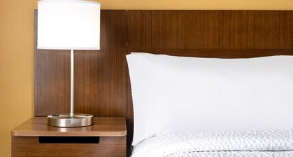 Garner Hotel MACON WEST, an IHG hotel Room Type - 1 King Standard Communications Mobility Accessible Tub