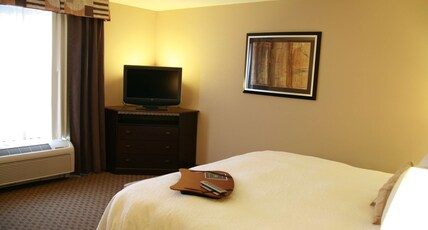 Hampton Inn by Hilton Topeka Room Type - 1 KNG BED NONSM FRIG MICRO
