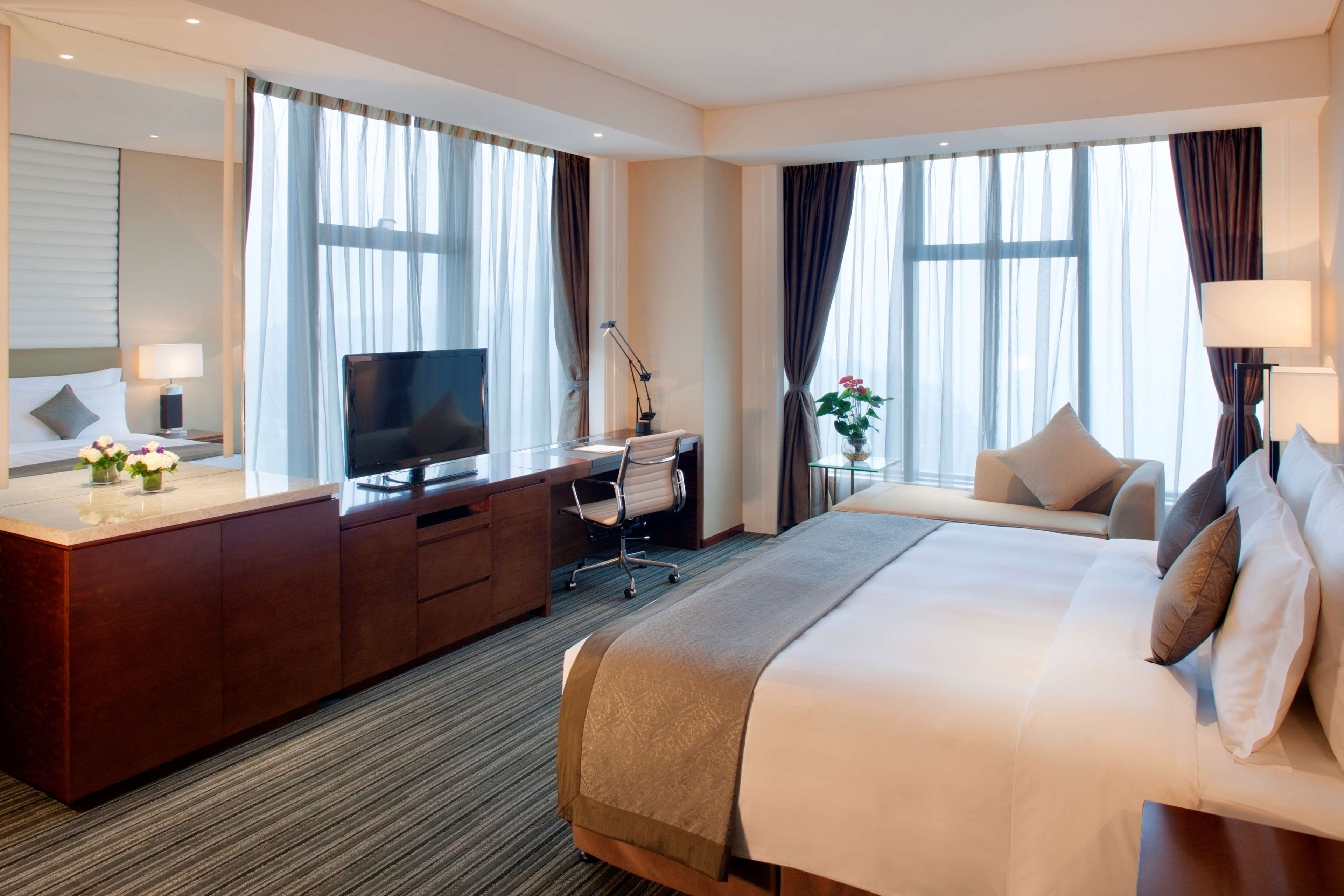 Radisson Blu Plaza Chongqing - Tap to explore photos