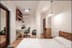 Bandra Cozy Studio With Sitout: Lily