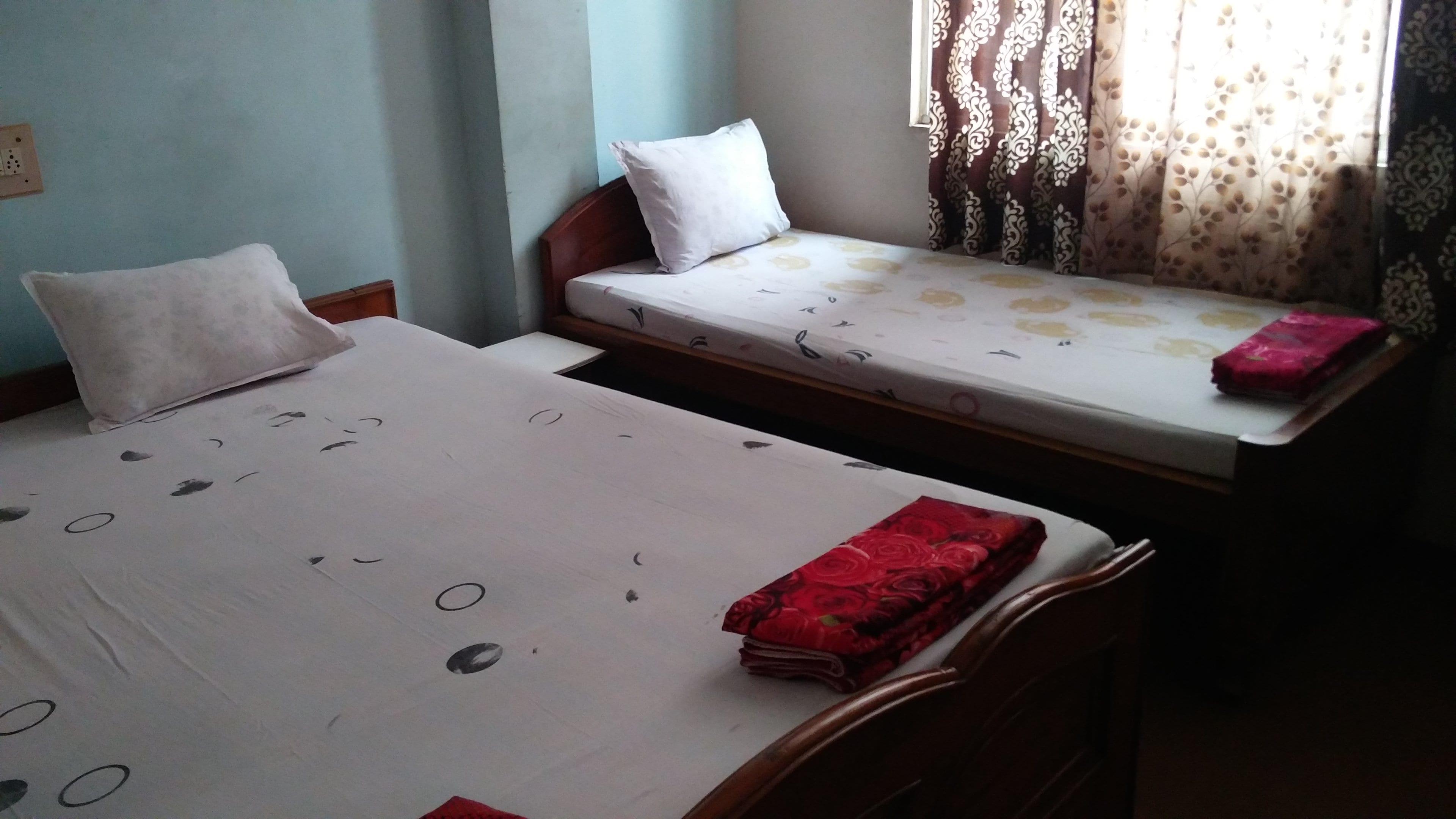 Hotel Plaza - Tap to explore photos