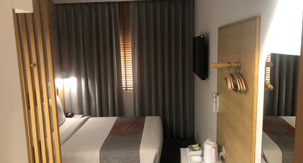 Holiday Inn Express Nashik Indira Nagar Room Type - 1 QUEEN BED SUPERIOR BREAKFAST