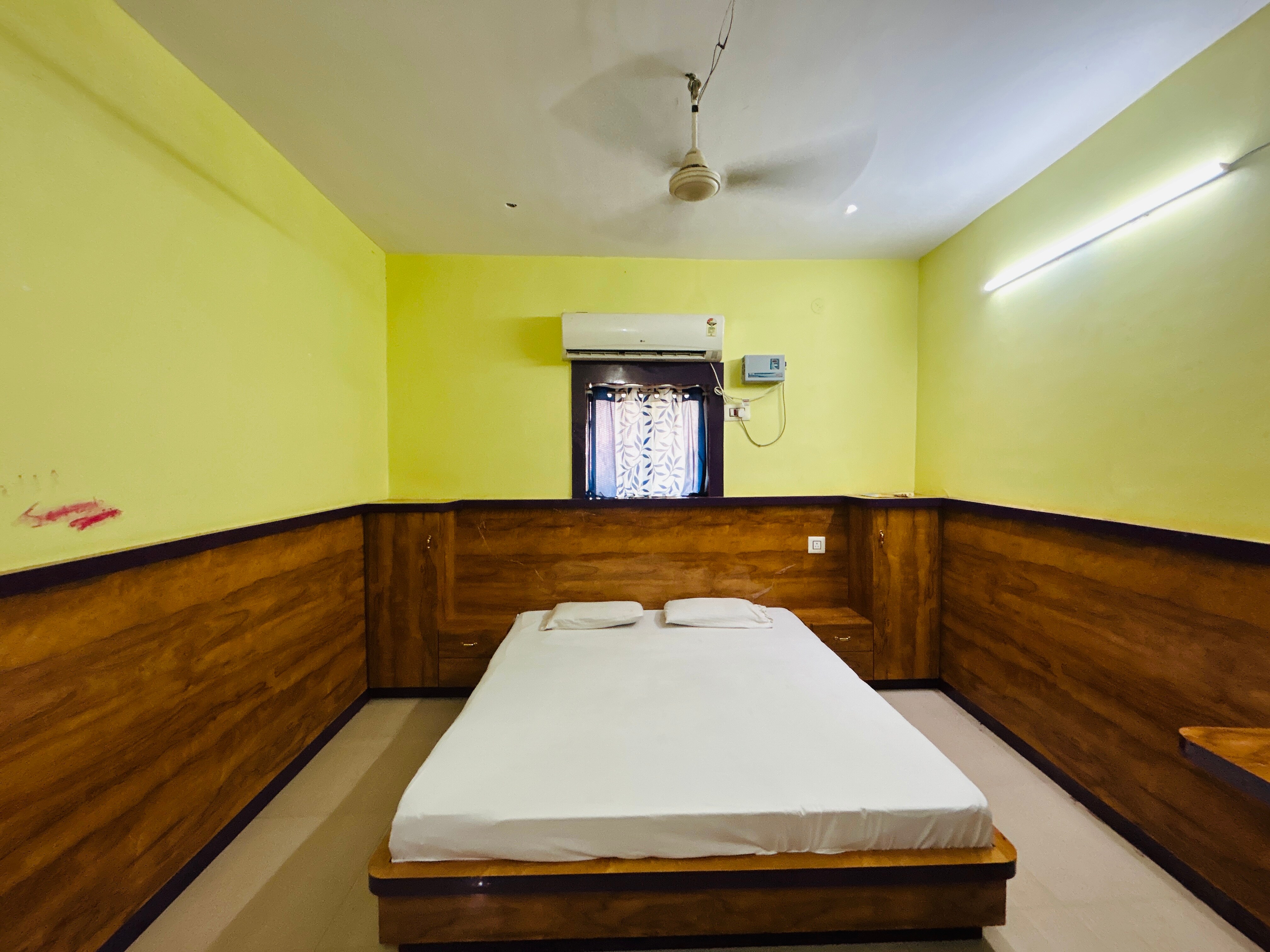 Hotel Arihant - Tap to explore photos
