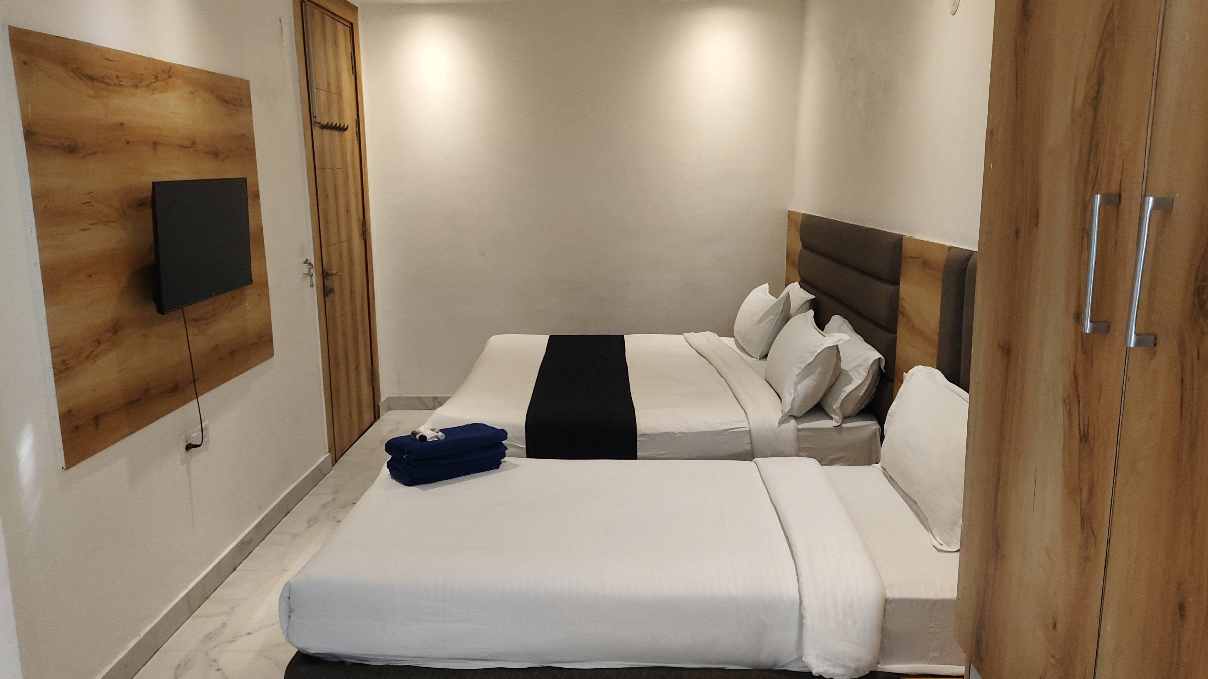 Hotel Ravi Palace - Tap to explore photos