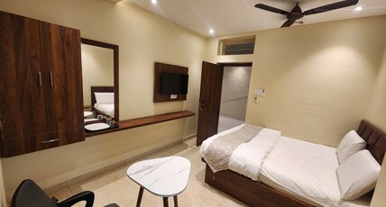Hotel Srinivasa Royal Stay Room Type - Deluxe Room Non AC Hotel Srinivasa Royal Stay Room Type - Deluxe Room Non AC