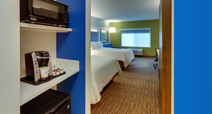 Holiday Inn Express & Suites Saugerties - Hudson Valley Room Type - 2 Queen Suite Mobility Accessible Tub Sofa Bed