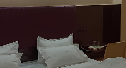 New Hindusthan Hotel Room Type - DELUXE DOUBLE ROOM