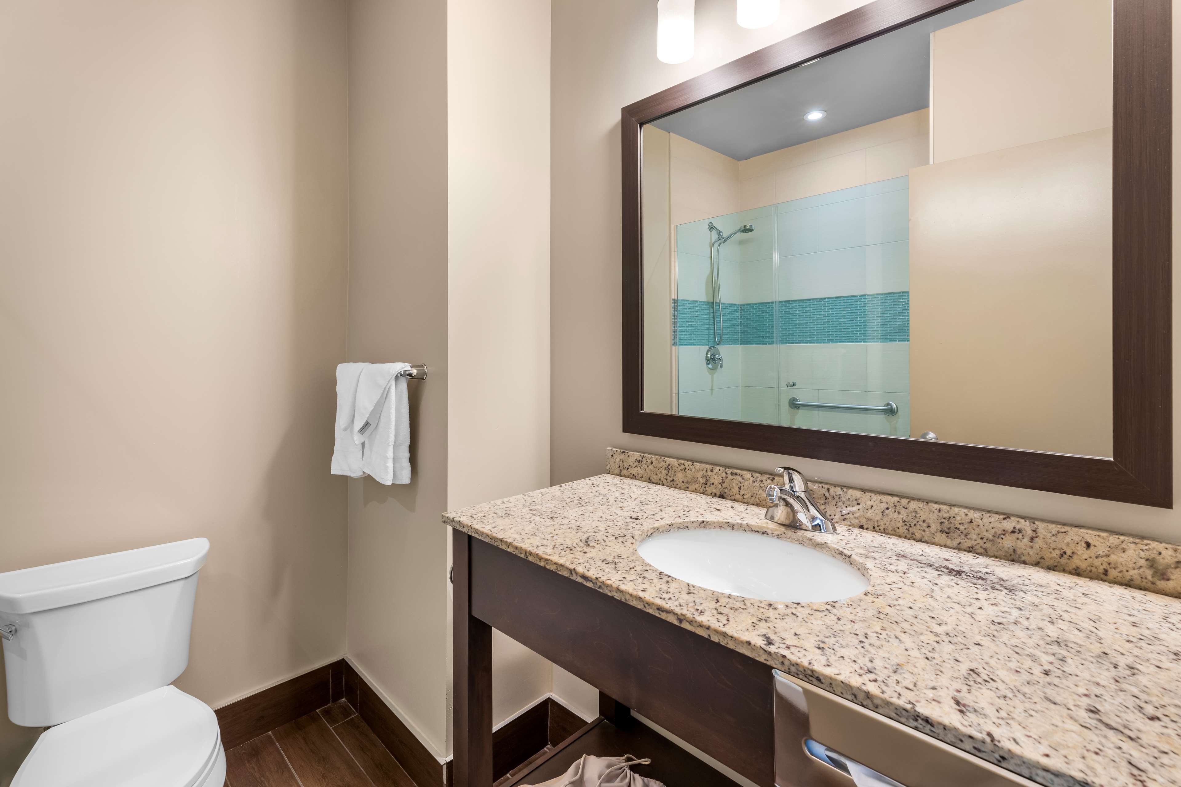 Best Western Plus Hotel Montreal - Tap to explore photos