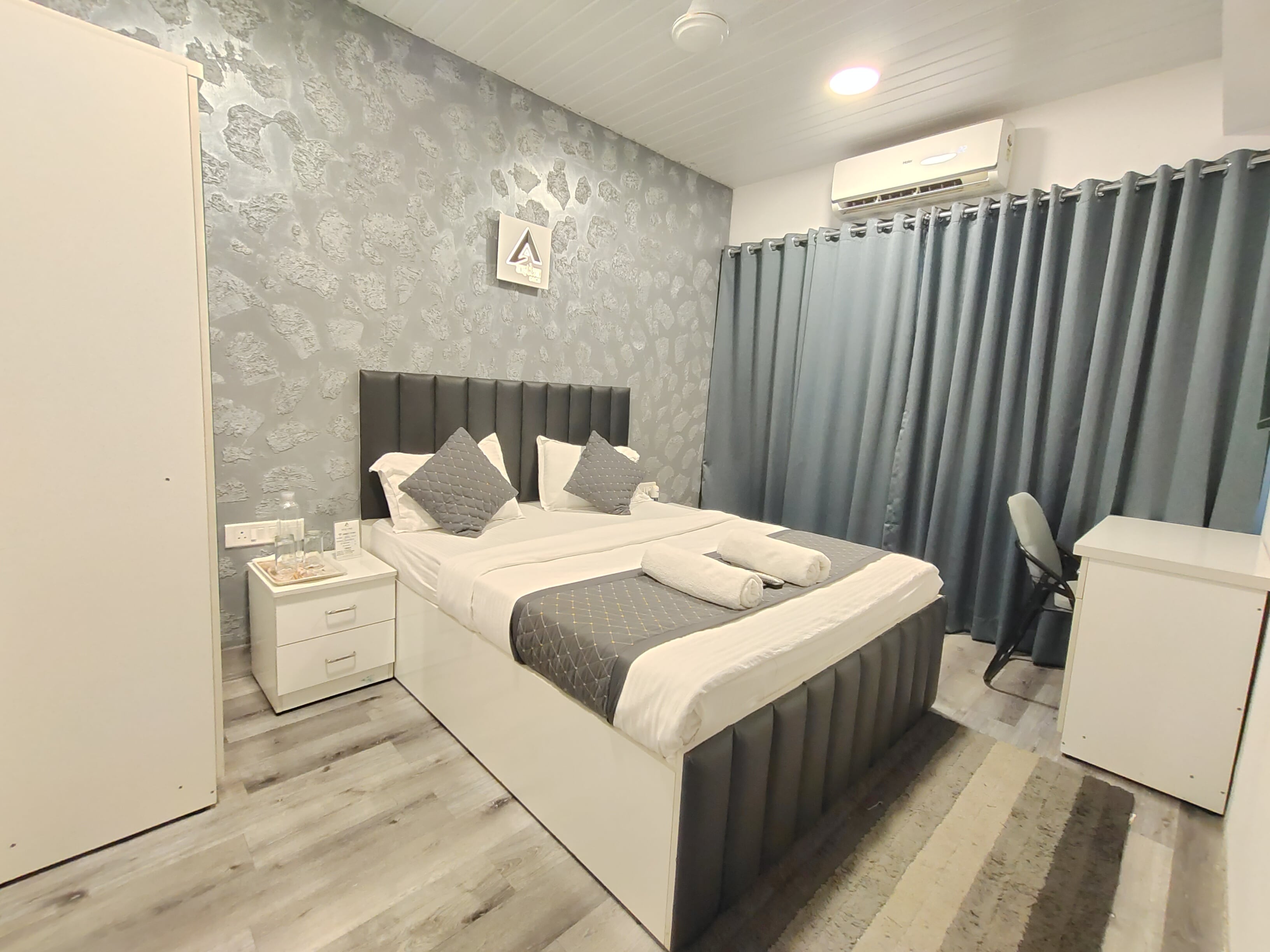 Astha Kandivli Service Apartment - Tap to explore photos