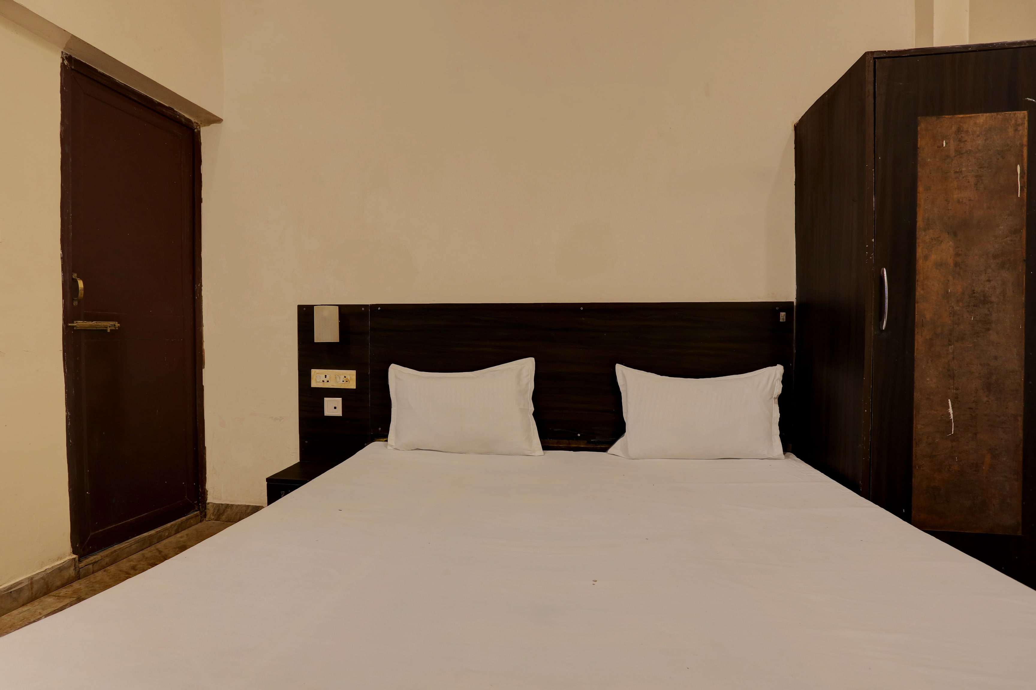 Hotel O Shyam Palace - Tap to explore photos
