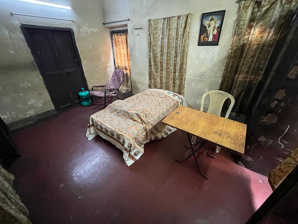 Deluxe - Tap to explore photos