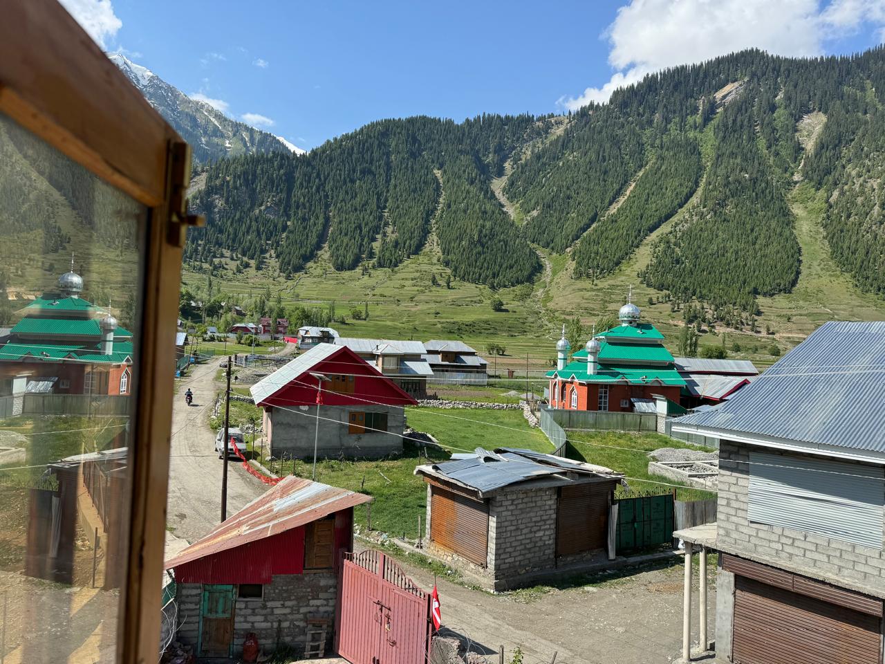 Peak View Guest House Gurez - Tap to explore photos