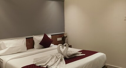 Hotel Vinayakam Room Type - Luxury King Bed Room with No View