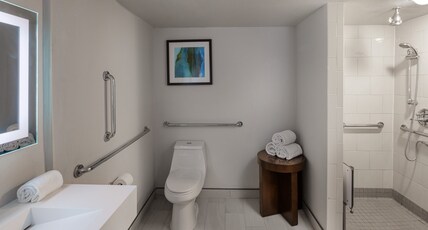 Crowne Plaza Phoenix - Chandler Golf Resort Room Type - 1 King Standard Communications Accessible