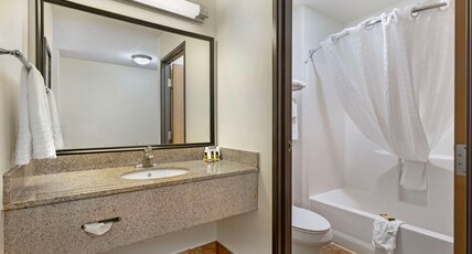 Best Western Plus Eagleridge Inn & Suites Room Type - 1 King Bed, Non-Smoking, Microwave And Refrigerator, Wi-Fi, Full Breakfast