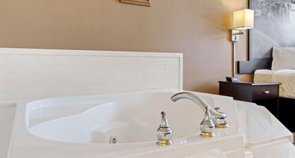 SureStay Hotel by Best Western Twin Falls Room Type - Suite-1 King Bed, Non-Smoking, Jetted Tub, Microwave And Refrigerator, Walk In Shower, Full Breakfas SureStay Hotel by Best Western Twin Falls Room Type - Suite-1 King Bed, Non-Smoking, Jetted Tub, Microwave And Refrigerator, Walk In Shower, Full Breakfas
