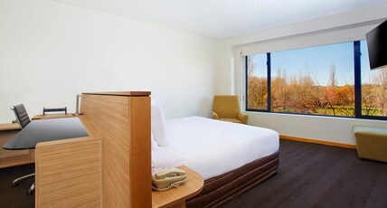 Crowne Plaza CANBERRA Room Type - 1 King Bed Standard Glebe Park View Rollaway