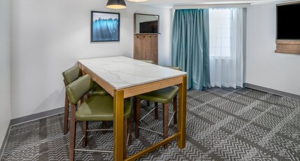 Staybridge Suites Denver - Cherry Creek Room Type - 1 King 1 Queen Suite Sofa Bed