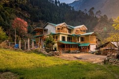 Tirthan Travel Nest Homestay | Rooms & Caretaker