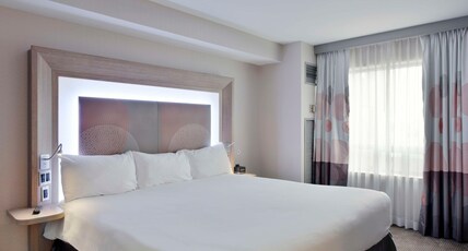 DoubleTree by Hilton Ottawa Downtown Room Type - 1 KING BED