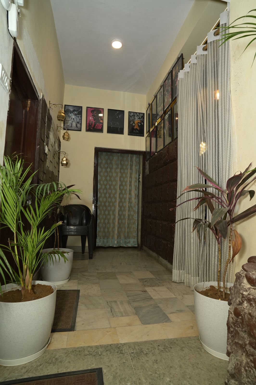 D261 Hostel - Tap to explore photos