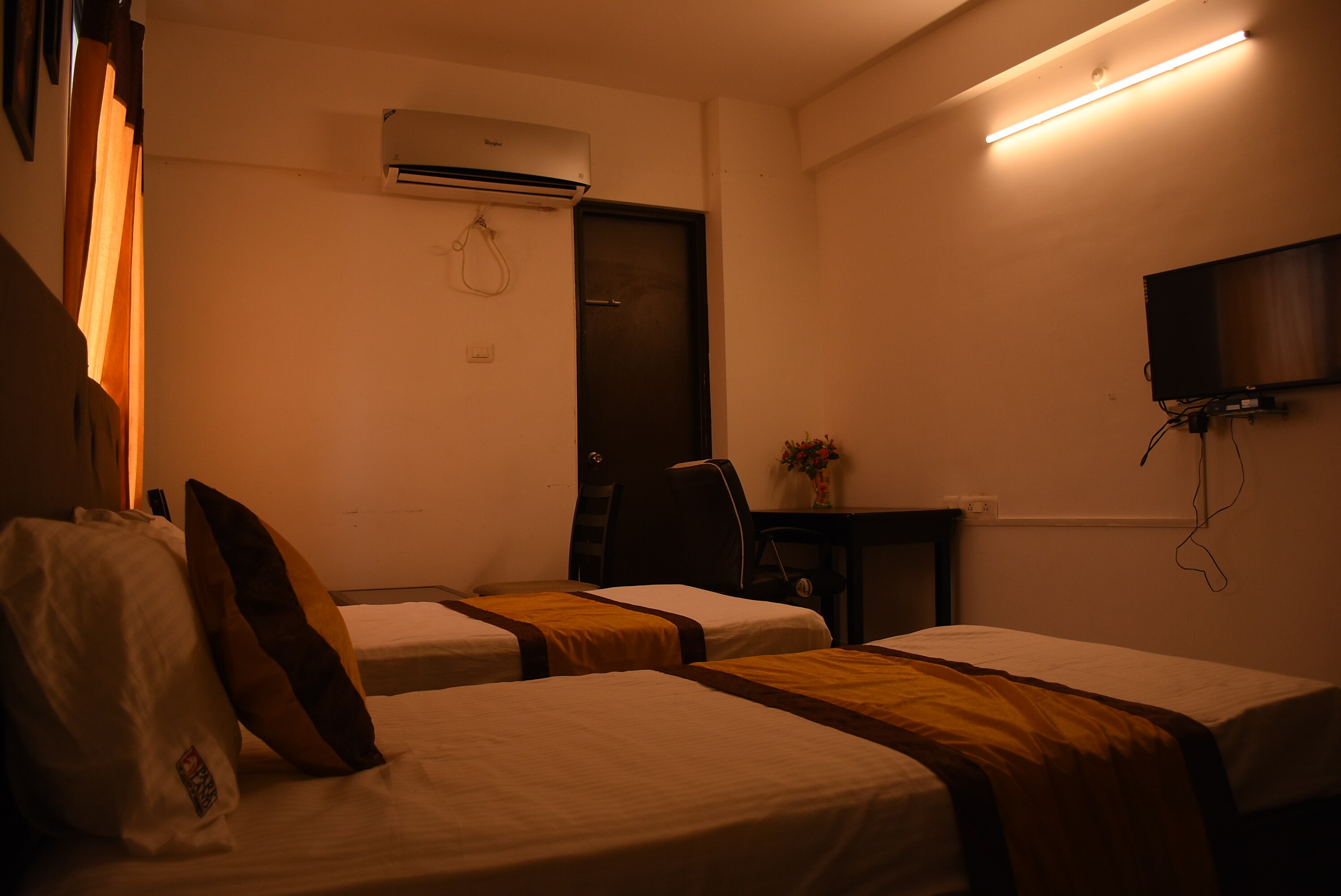 Parkland Service Apartment - Tap to explore photos