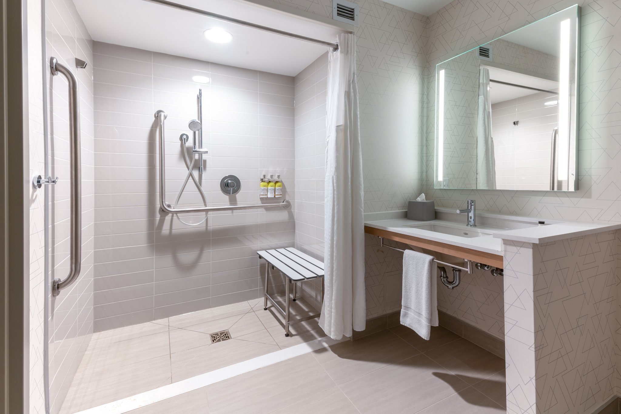 Holiday Inn Express & Suites VAUGHAN-SOUTHWEST - Tap to explore photos