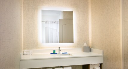 Holiday Inn Express & Suites WAUSAU Room Type - 2 Queen Beds Standard Mobil Access Tub