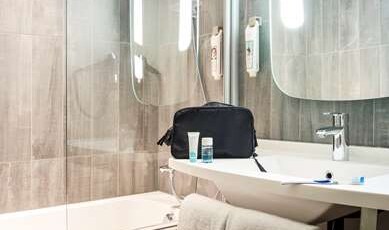 IBIS BORDEAUX CENTRE GARE Room Type - Superior Double Room with 1 double bed and 1 single sofa bed