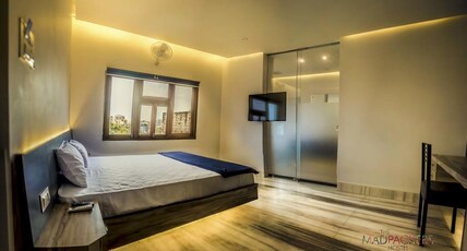 THC Backpackers Room Type - Deluxe King Room