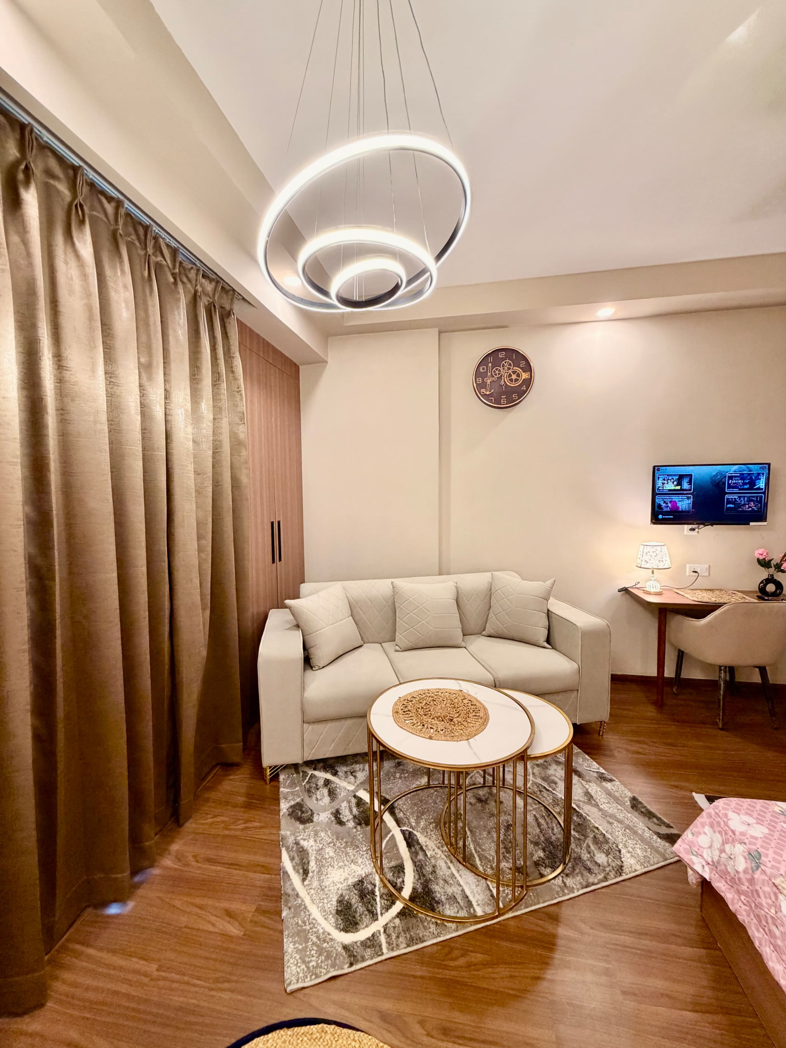 R R Eleanor Suites Cozy Studio Retreat - Tap to explore photos